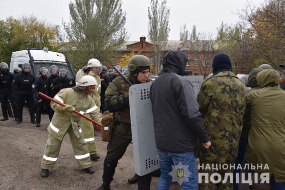 Николаевские полицейские и бойцы Нацгвардии провели учения на случай массовых беспорядков возле Николаевского горсовета Фото № 3 Николаевские полицейские и бойцы Нацгвардии провели учения на случай массовых беспорядков возле Николаевского горсовета Фото № 3
