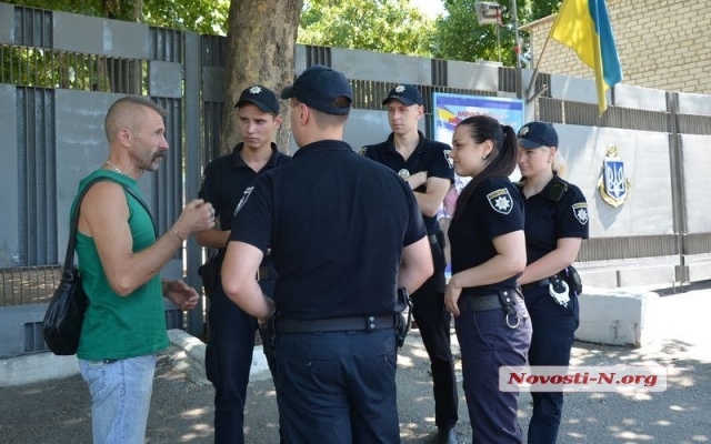 В Николаеве военнослужащие пикетируют учебный центр ВМС Украины Фото № 3 В Николаеве военнослужащие пикетируют учебный центр ВМС Украины Фото № 3
