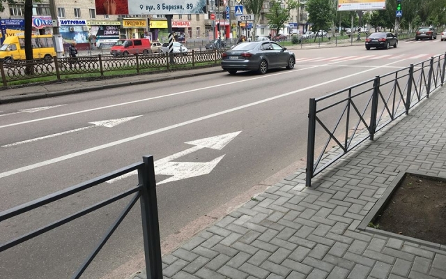 В центре города cпилили часть нового ограждения у дороги Фото № 2 В центре города cпилили часть нового ограждения у дороги Фото № 2
