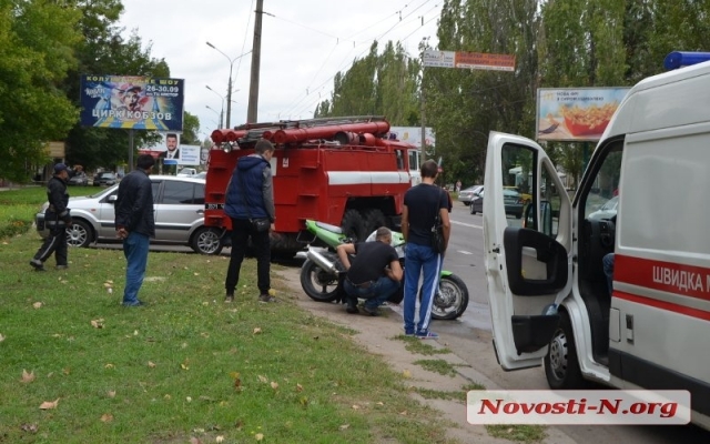 На проспекте Мира байкер на одном колесе врезался в иномарку: мотоцикл загорелся, трюкач сбежал с места ДТП Фото № 3 На проспекте Мира байкер на одном колесе врезался в иномарку: мотоцикл загорелся, трюкач сбежал с места ДТП Фото № 3