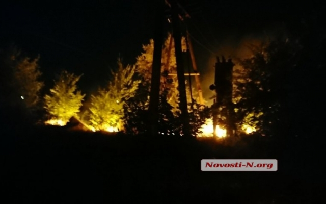 В районе Широкобальского моста возник масштабный пожар Фото № 0 В районе Широкобальского моста возник масштабный пожар Фото № 0