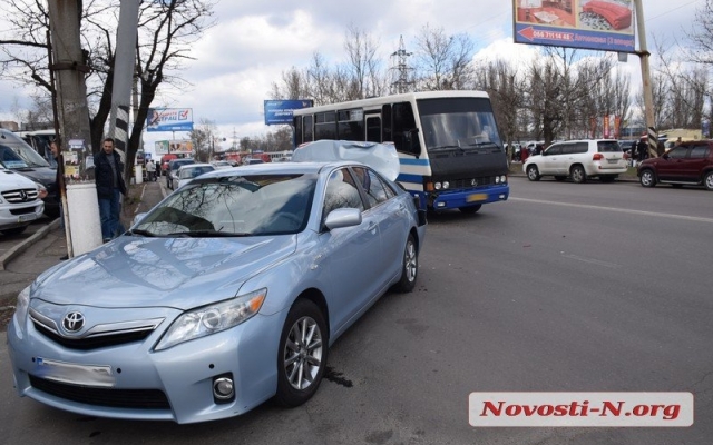 Возле Центрального автовокзала столкнулись автомобиль и маршрутка Фото № 3 Возле Центрального автовокзала столкнулись автомобиль и маршрутка Фото № 3