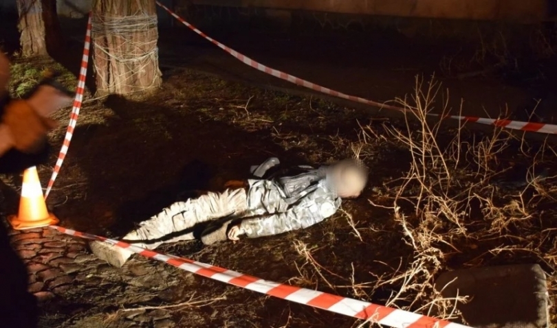В центре Николаева прохожие обнаружили труп мужчины с ножевым ранением Фото № 3 В центре Николаева прохожие обнаружили труп мужчины с ножевым ранением Фото № 3