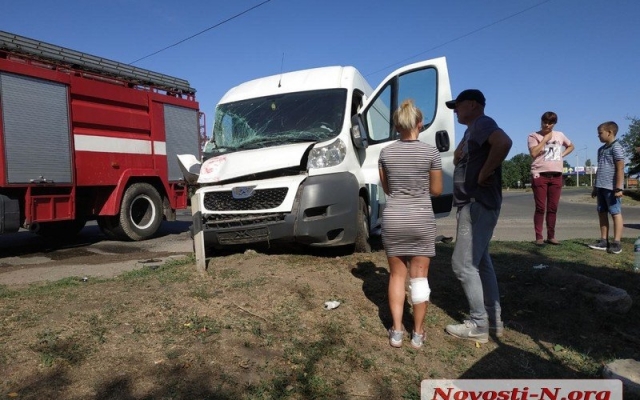 На трассе «Николаев-Одесса» автомобиль спасателей столкнулся с микроавтобусом, есть пострадавшие Фото № 5 На трассе «Николаев-Одесса» автомобиль спасателей столкнулся с микроавтобусом, есть пострадавшие Фото № 5