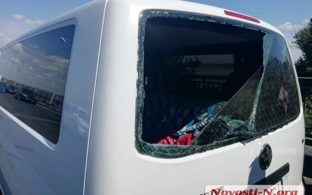 На Варваровском мосту произошла авария с участием микроавтобуса и грузовика Фото № 1 На Варваровском мосту произошла авария с участием микроавтобуса и грузовика Фото № 1