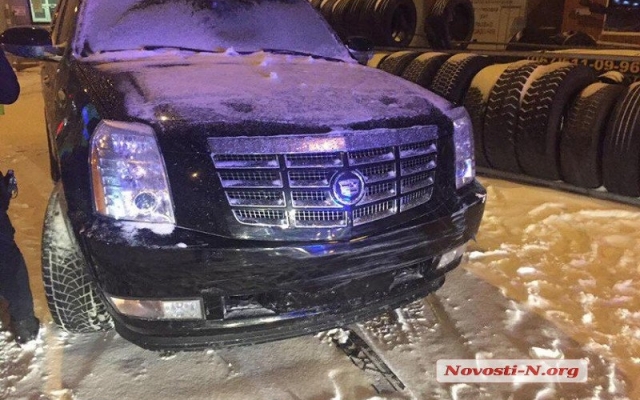 Ночная авария: внедорожник на заснеженной дороге врезался в автомобиль патрульной полиции Фото № 1 Ночная авария: внедорожник на заснеженной дороге врезался в автомобиль патрульной полиции Фото № 1