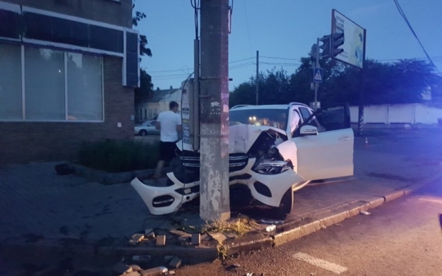 На Центральном проспекте автомобиль врезался в столб Фото № 0 На Центральном проспекте автомобиль врезался в столб Фото № 0