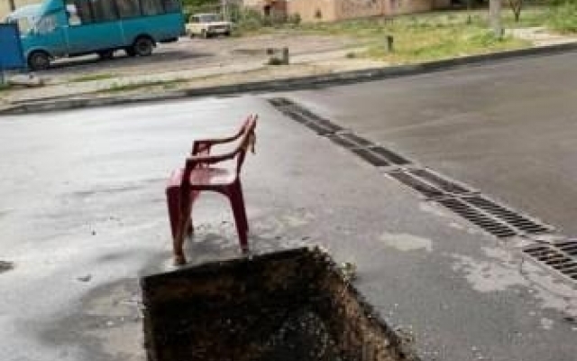 В Николаеве пласт асфальта провалился под землю Фото № 0 В Николаеве пласт асфальта провалился под землю Фото № 0