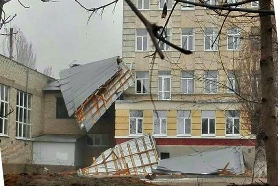 Со здания школы №39 сорвало крышу Фото № 0 Со здания школы №39 сорвало крышу Фото № 0