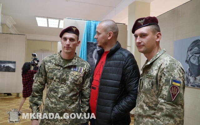 В музее им. В.Верещагина проходит выставка картин «Аэропорт», посвященная памяти мужественных героев Фото № 14 В музее им. В.Верещагина проходит выставка картин «Аэропорт», посвященная памяти мужественных героев Фото № 14