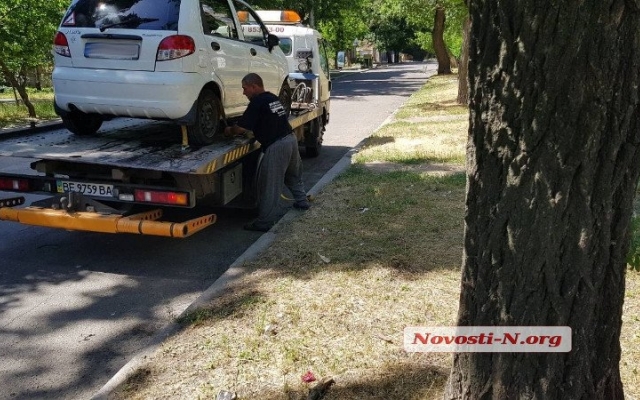 На Рабочей девушка-водитель на скорости врезалась в дерево Фото № 0 На Рабочей девушка-водитель на скорости врезалась в дерево Фото № 0
