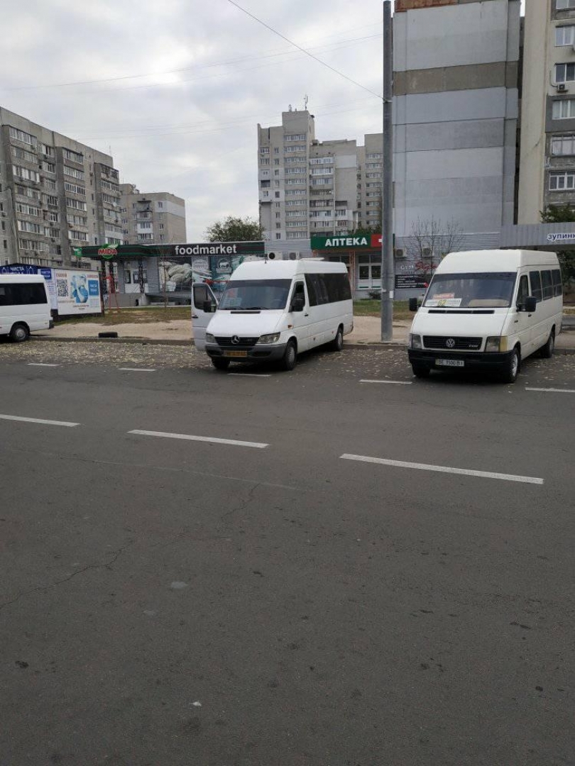 Маршрутчики Николаева тонируют наглухо свои автобусы, чтобы брать стоячих пассажиров Фото № 2 Маршрутчики Николаева тонируют наглухо свои автобусы, чтобы брать стоячих пассажиров Фото № 2