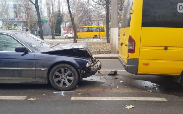 Возле Пушкинского кольца иномарка врезалась в микроавтобус, виновник ДТП оказался в розыске Фото № 0 Возле Пушкинского кольца иномарка врезалась в микроавтобус, виновник ДТП оказался в розыске Фото № 0