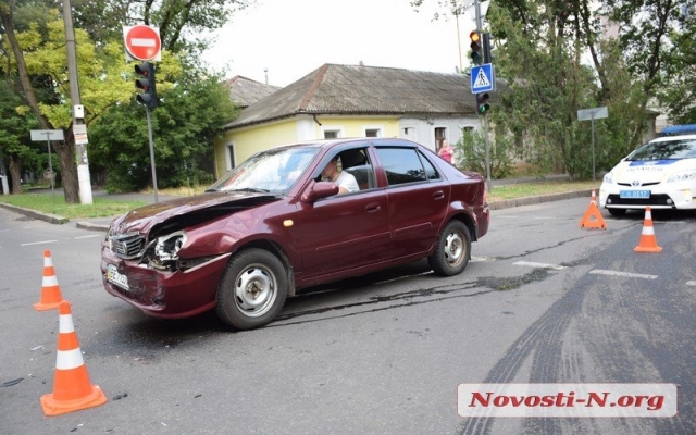 На Никольской не разминулись два автомобиля Фото № 2 На Никольской не разминулись два автомобиля Фото № 2