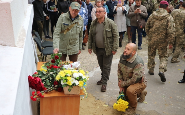 В Николаеве открыли мемориальную доску Николаю Гуцаленко, который погиб во время проведения антитеррористической операции Фото № 10 В Николаеве открыли мемориальную доску Николаю Гуцаленко, который погиб во время проведения антитеррористической операции Фото № 10