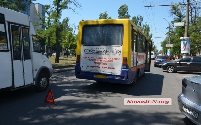 В центре Николаева ДТП: столкнулись маршрутка и Fiat Фото № 0 В центре Николаева ДТП: столкнулись маршрутка и Fiat Фото № 0