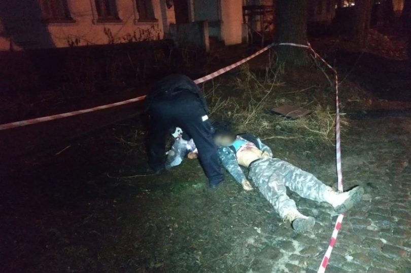 В центре Николаева прохожие обнаружили труп мужчины с ножевым ранением Фото № 4 В центре Николаева прохожие обнаружили труп мужчины с ножевым ранением Фото № 4