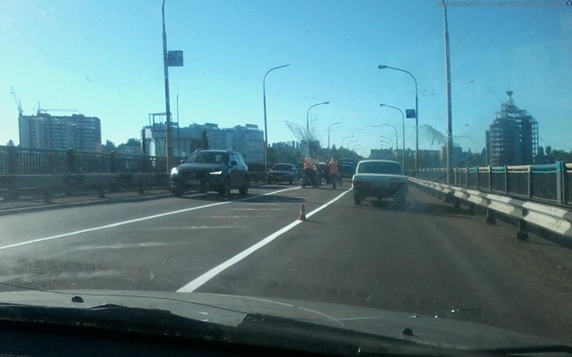 На Варваровском мосту в Николаеве делают новую разметку Фото № 1 На Варваровском мосту в Николаеве делают новую разметку Фото № 1