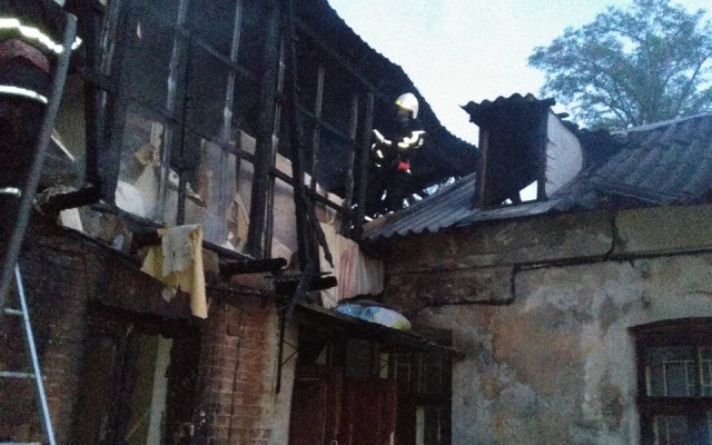 В Очакове загорелся двухэтажный дом, спасатели не допустили его полного уничтожения Фото № 1 В Очакове загорелся двухэтажный дом, спасатели не допустили его полного уничтожения Фото № 1