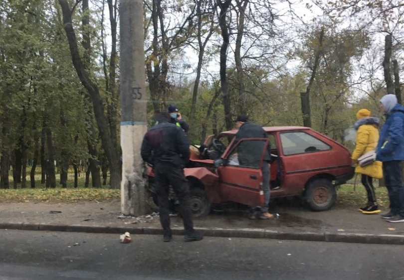В Николаеве женщина за рулем «Таврии» врезалась в столб Фото № 0 В Николаеве женщина за рулем «Таврии» врезалась в столб Фото № 0