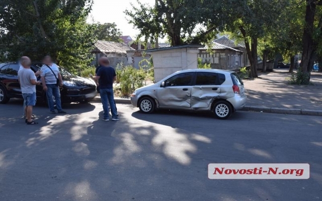 В Николаеве Porsche Cayenne врезался в «Шевроле» Фото № 0 В Николаеве Porsche Cayenne врезался в «Шевроле» Фото № 0