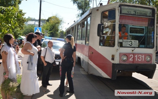 На Потемкинской автомобиль заблокировал движение электротранспорта Фото № 3 На Потемкинской автомобиль заблокировал движение электротранспорта Фото № 3