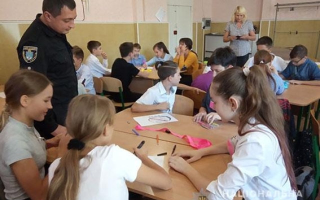 Ювенальные полицейские для школьников провели лекцию о недопущении жестокого обращения со сверстниками Фото № 1 Ювенальные полицейские для школьников провели лекцию о недопущении жестокого обращения со сверстниками Фото № 1