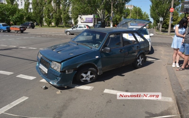 На Центральном проспекте автомобиль врезался в бордюр Фото № 4 На Центральном проспекте автомобиль врезался в бордюр Фото № 4