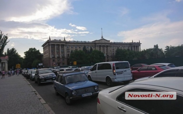 В Николаеве водители, недовольные дорогами, перекрыли проезд на Адмиральской Фото № 4 В Николаеве водители, недовольные дорогами, перекрыли проезд на Адмиральской Фото № 4