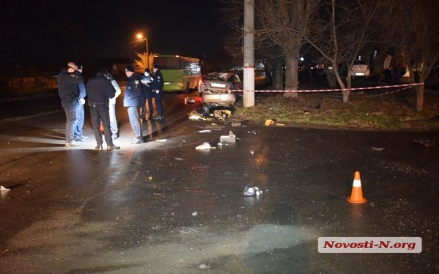 На большой скорости автомобиль врезался в столб, пьяный водитель с места аварии скрылся Фото № 1 На большой скорости автомобиль врезался в столб, пьяный водитель с места аварии скрылся Фото № 1