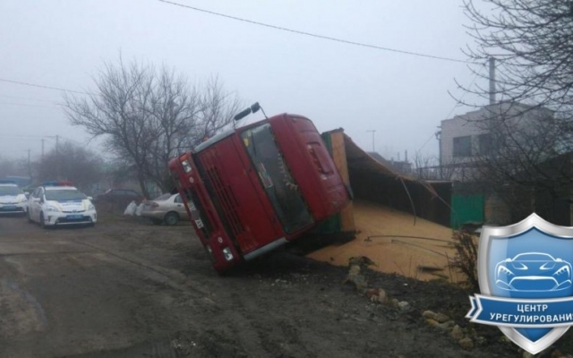 Грузовой автомобиль с прицепом зерна перевернулся в Николаеве Фото № 1 Грузовой автомобиль с прицепом зерна перевернулся в Николаеве Фото № 1