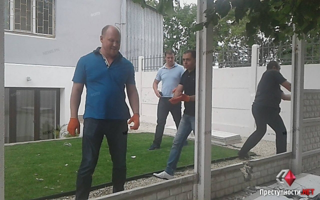 В Николаев приехал нардеп, чтобы снести забор депутата горсовета (Обновлено) Фото № 0 В Николаев приехал нардеп, чтобы снести забор депутата горсовета (Обновлено) Фото № 0