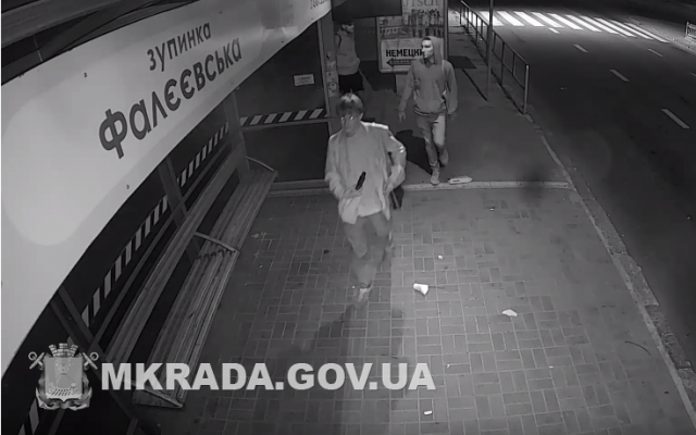 В Николаеве вандалы изрисовали остановку, Александр Сенкевич пообещал награду за информацию об этих «художниках» Фото № 3 В Николаеве вандалы изрисовали остановку, Александр Сенкевич пообещал награду за информацию об этих «художниках» Фото № 3