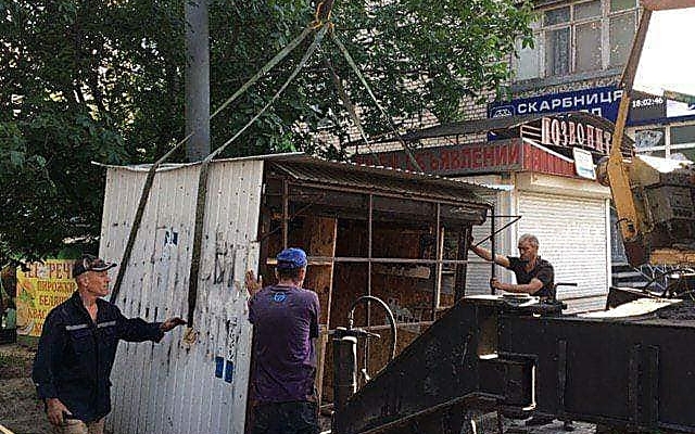 В Николаеве возле Центрального рынка снесли незаконно установленных семь киосков Фото № 5 В Николаеве возле Центрального рынка снесли незаконно установленных семь киосков Фото № 5