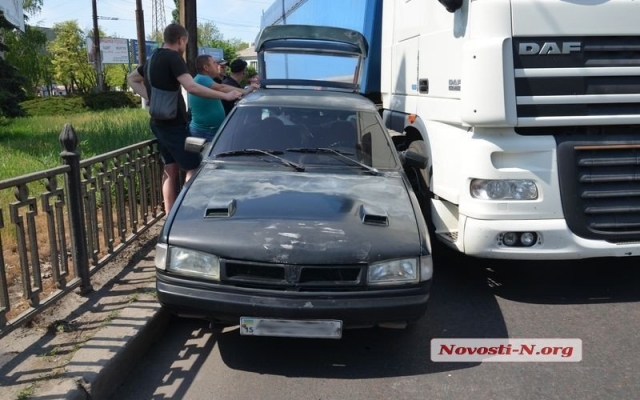 Авария возле автовокзала: грузовик «прижал» к забору автомобиль Фото № 2 Авария возле автовокзала: грузовик «прижал» к забору автомобиль Фото № 2