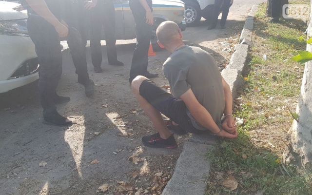 На Южной мужчина совершил разбойное нападение на прохожего, ударил его палкой по голове и украл личные вещи своей жертвы Фото № 3 На Южной мужчина совершил разбойное нападение на прохожего, ударил его палкой по голове и украл личные вещи своей жертвы Фото № 3