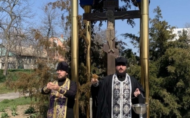 В Очакове подняли мощи великомученика и целителя Пантелеймона на борьбу с эпидемией, а в Николаеве облетели город с иконами Фото № 1 В Очакове подняли мощи великомученика и целителя Пантелеймона на борьбу с эпидемией, а в Николаеве облетели город с иконами Фото № 1