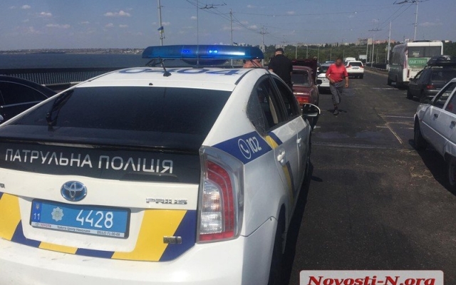Ямы стали причиной аварии на Ингульском мосту, образовалась автомобильная пробка пробка Фото № 1 Ямы стали причиной аварии на Ингульском мосту, образовалась автомобильная пробка пробка Фото № 1
