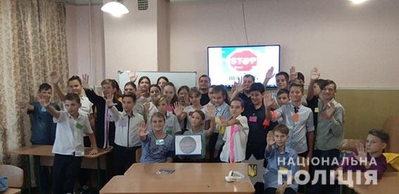 Ювенальные полицейские для школьников провели лекцию о недопущении жестокого обращения со сверстниками Фото № 2 Ювенальные полицейские для школьников провели лекцию о недопущении жестокого обращения со сверстниками Фото № 2