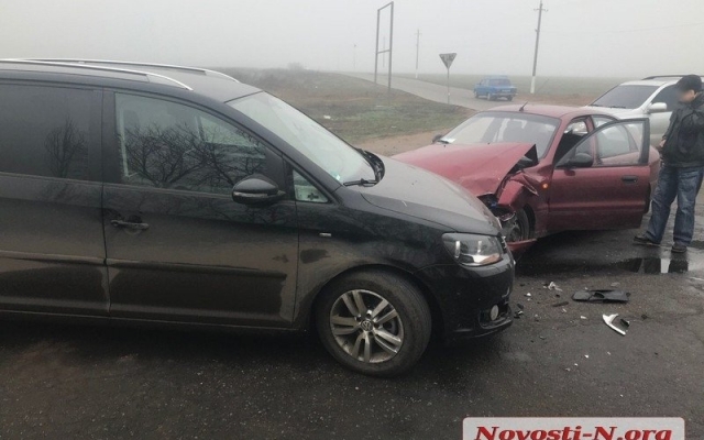 Возле Калиновки столкнулись два автомобиля, есть пострадавшие Фото № 1 Возле Калиновки столкнулись два автомобиля, есть пострадавшие Фото № 1