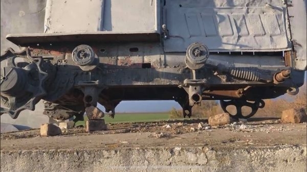 Под Николаевом украли гусеницы и колеса трактора-памятника хлеборобам Фото № 1 Под Николаевом украли гусеницы и колеса трактора-памятника хлеборобам Фото № 1
