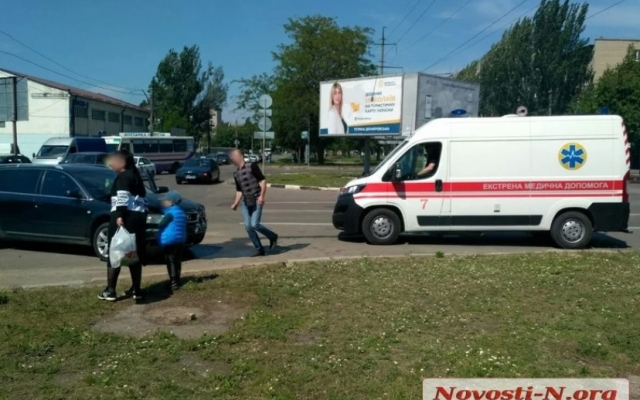Пострадали трое детей – в Николаеве случилось ДТП с участием микроавтобуса и легковушки (видео) Фото № 3 Пострадали трое детей – в Николаеве случилось ДТП с участием микроавтобуса и легковушки (видео) Фото № 3