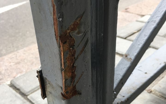 В центре города cпилили часть нового ограждения у дороги Фото № 1 В центре города cпилили часть нового ограждения у дороги Фото № 1