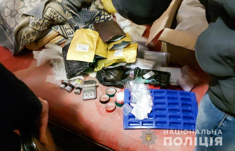 В Николаеве задержали таксистов, которые избивали и похищали людей, - ФОТО, ВИДЕО Фото № 4 В Николаеве задержали таксистов, которые избивали и похищали людей, - ФОТО, ВИДЕО Фото № 4