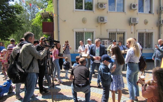Стать живой картиной, съесть бесплатно мороженное и поиграть с мэром города – сегодня можно было в Николаевском зоопарке Фото № 2 Стать живой картиной, съесть бесплатно мороженное и поиграть с мэром города – сегодня можно было в Николаевском зоопарке Фото № 2