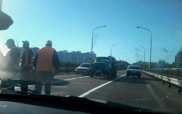 На Варваровском мосту в Николаеве делают новую разметку Фото № 0 На Варваровском мосту в Николаеве делают новую разметку Фото № 0