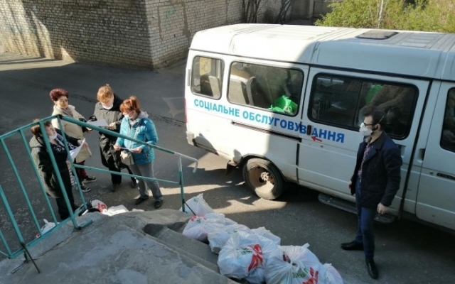 Группа «Волонтеров-добрососедей» развозит нуждающимся продукты Фото № 2 Группа «Волонтеров-добрососедей» развозит нуждающимся продукты Фото № 2