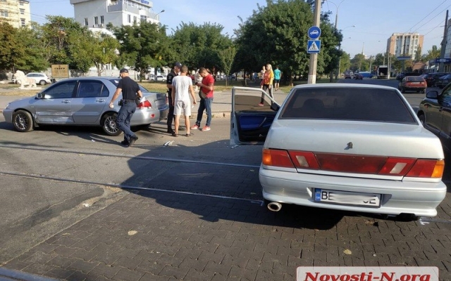 Учебный автомобиль стал причиной столкновения двух машин Фото № 3 Учебный автомобиль стал причиной столкновения двух машин Фото № 3