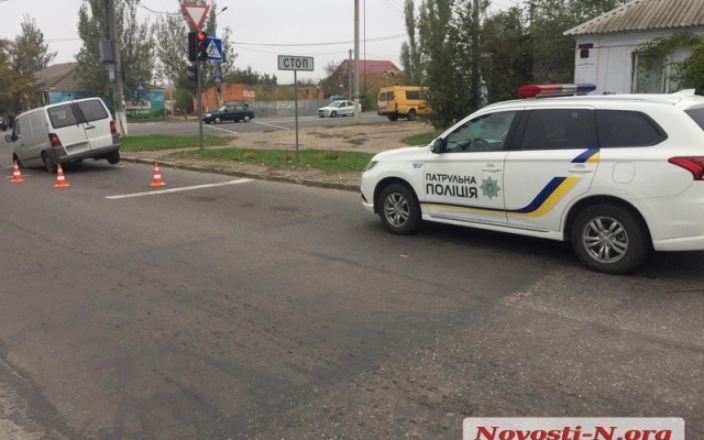 На Электронной на дороге под асфальт передним колесом провалился микроавтобус Фото № 2 На Электронной на дороге под асфальт передним колесом провалился микроавтобус Фото № 2