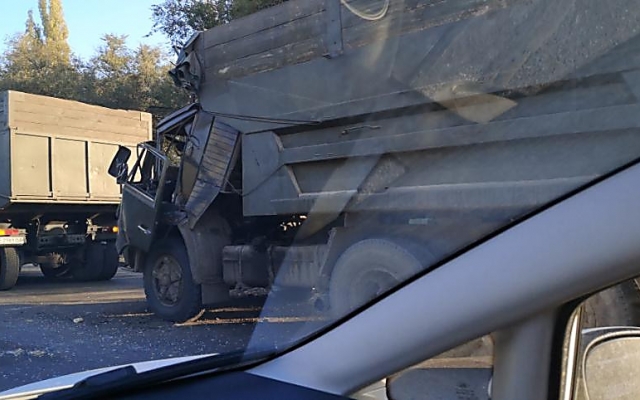 На Широкобальском мосту «КамАЗ» врезался в грузовик, пострадавшего водителя госпитализировали в больницу Фото № 4 На Широкобальском мосту «КамАЗ» врезался в грузовик, пострадавшего водителя госпитализировали в больницу Фото № 4